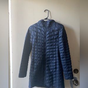 THE NORTH FACE black small jacket has a zipper two pockets and attached hoodie